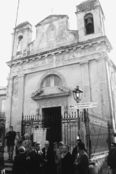 oto chiesa dell'Immacolata con un gruppo di fedeli