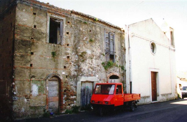 foto della chiesa e di una antica costruzione attigua